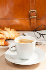 Koffein und Nachrichten zum Frühstück