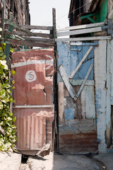 Wellblech und Altholz-Tor, Port-au-Prince, Haiti
