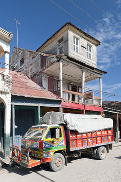 Traditionelles Holzhaus mit LKW, Jéremié, Haiti