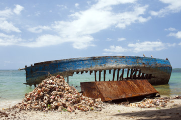 Schiffswrack am Strand, Dame-Marie, Haiti