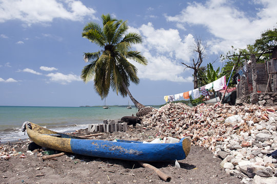 Einbaum-Boot am Strand, Dame-Marie, Haiti