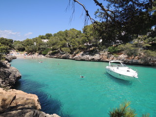 Obraz premium Speedboat achored at the beach