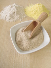Gemahlene Flohsamenschalen, Buchweizenmehl und Maismehl
