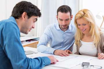 Obraz premium young serious couple meeting a real estate agent