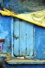 Badkamer foto achterwand Vintage front door and blue wall in India © Savvapanf Photo ©