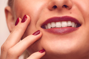 Naklejka premium Pretty girl smiling. face closeup with manicure