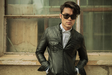 Obraz premium Fashion man posing near old building
