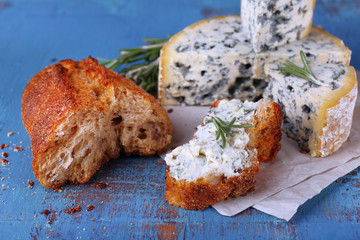 Blue cheese with sprigs of rosemary and bread