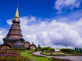 Obraz premium Stupa and garden on the top of Doi Inthanon, Thailand
