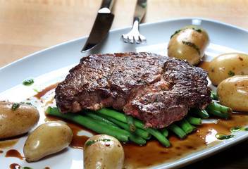 Saftiges,gegrilltes Rinderstaek mit Pellkartoffeln und grünen Bohnen