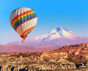 Papier Peint photo autocollant la Turquie Balloon flying over rock landscape at Cappadocia Turkey