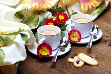 Caffè e fiori a colazione