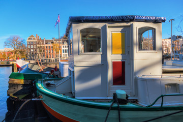 Fototapeta na wymiar Hausboot auf einer Gracht in Amsterdam