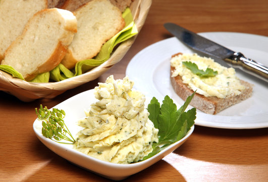 Brot mit Kräuterbutter