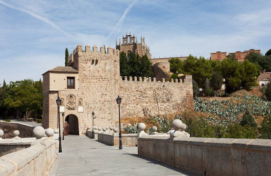 alcazar above the medieval San Martin bridge - Toledo