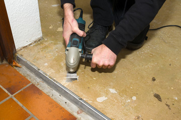 Kleberreste von Fussboden entfernen