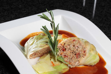 Kohlroulade aus Spitzkohl mit mediterraner Füllung
