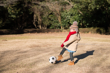 サッカーボールを蹴る少女