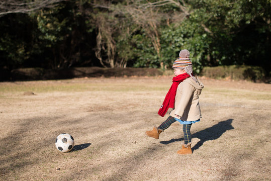 サッカーボールを蹴る少女