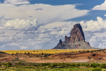 Fototapeta na wymiar Agathia peak am Rande vom Monument Valley