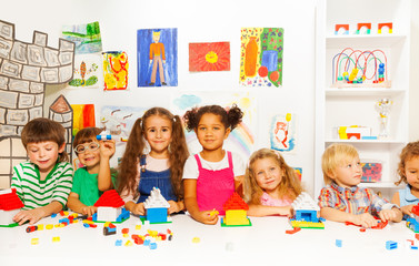 Fototapeta premium Group of little kids friends play with blocks