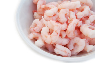 gamberetti lessati su ciotola_ sfondo bianco