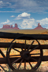 Fototapeta premium Monument Valley mit Wagenrad-Silhouette, USA