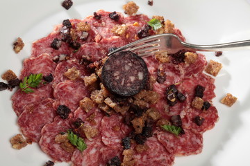 Wurstsalat mit Mettwurst und Blutwurst und geröstetem Brot