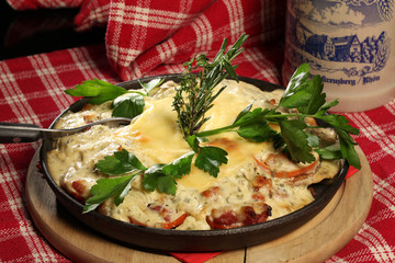 Brotauflauf mit Speck, Zwiebeln und Schmand