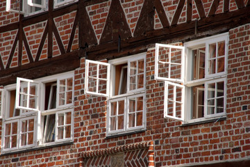 Hausfassade mit Fensterflügeln in Lüneburg, Deutschland