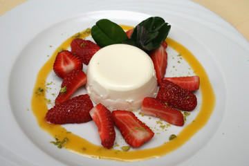Sahnetörtchen mit Erdbeeren