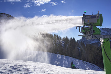 Makes artifical snow