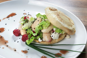 Panini mit dicken Bohnen, Salat,Schafskäse und Himbeeren