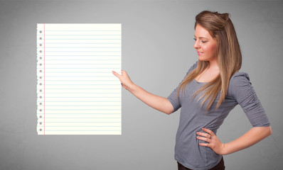 Naklejka premium Young woman holding white paper copy space with diagonal lines