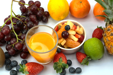 salade et jus de fruits