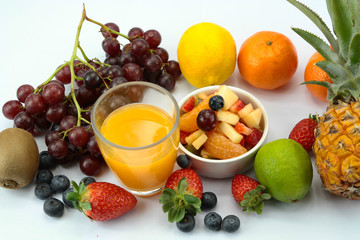 salade et jus de fruits