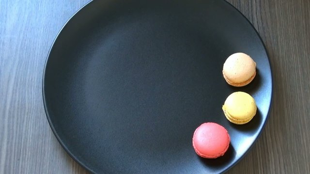 Assortiment de macarons color&eacute;s