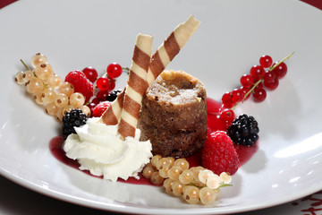 Frankfurter Pudding mit Bischofssoße und frischen Waldbeeren