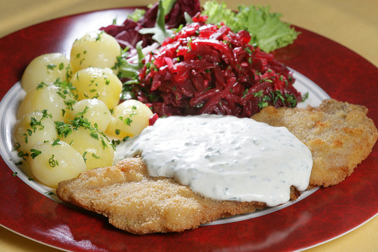 Schnitzel mit Kartoffeln und Rote- Bete- Salat