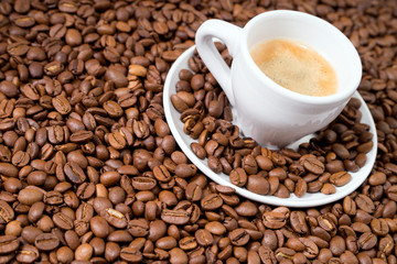 Kaffeebohnen mit einer Espresso Tasse