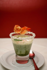 Exotische karibische Suppe im Glas mit Kokosmilch und Riesengarnele