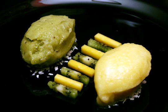 Kiwi- und Ananasparfait