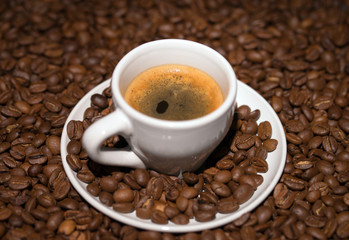 Kaffeebohnen mit einer Espresso Tasse