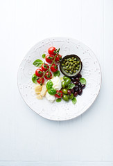 Mozzarella, parmesan, cherry tomatoes, olives and capers (antipa