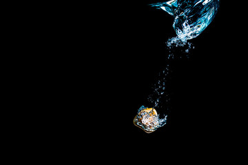 Stein taucht ins Wasser ein