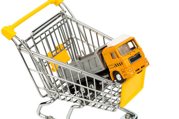 Einkaufswagen und Lastwagen