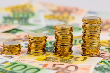 Stapel Geldmünzen, steigende Kurve