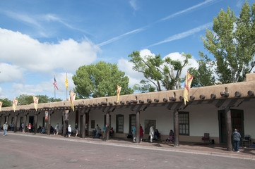 Obraz premium Typowa architektura firmy Adobe w Santa Fe w Nowym Meksyku