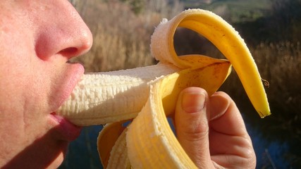 Boca comiendo plátano