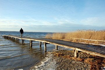 Man walks along jetty - Mann läuft Steg entlang